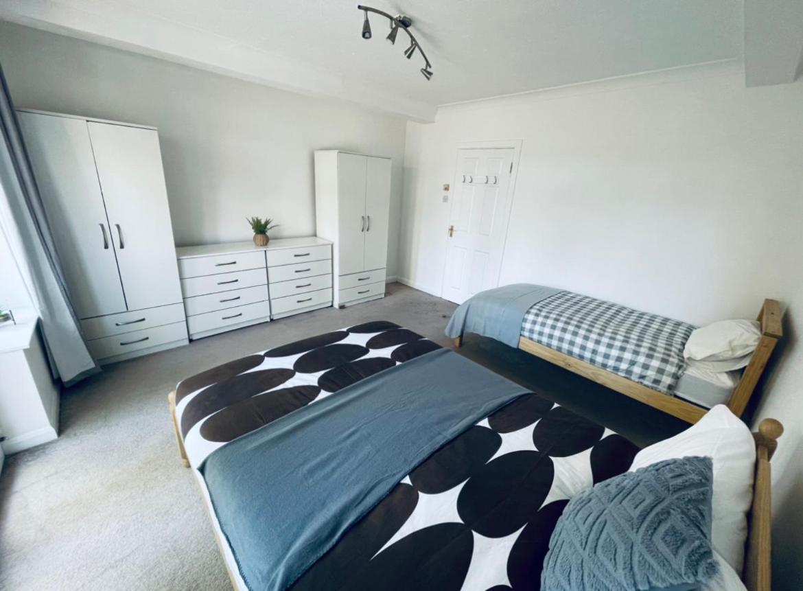 Up To 3 People, Room In A Share House With Private Garden Access ลอนดอน ภายนอก รูปภาพ