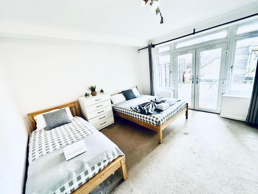 Up To 3 People, Room In A Share House With Private Garden Access ลอนดอน ภายนอก รูปภาพ